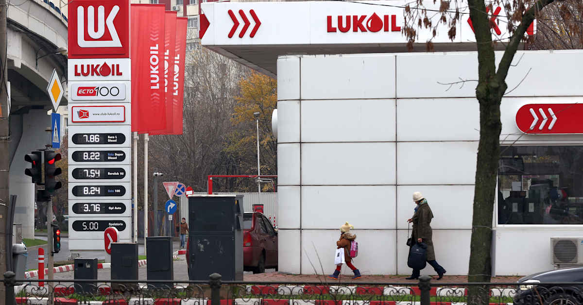 USA lieventää Lukoil-pakotteitaan – ulkomaiset huoltoasemat saavat jatkaa | Ulkomaat