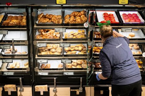 Myymäläpäällikkö Susanne Peltonen kertoo, että kauppa alkoi tarkemmin valvoa itsepalvelukassalla tehtäviä ostoksia tänä syksynä.