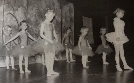 Valkaman taidekoulun talvijuhla oli tulvillaan esiintymisen iloa, kertoi Koillis-Häme 4. joulukuuta 1995. Taidekoulun kerrottiin vakiinnuttaneen asemansa jokilaaksolaisen taidekasvatuksen kentässä, ja jutun ilmestymisen aikoihin 60 lasta oli ollut syyskaudella mukana joko pianon- ja viulunsoiton, baletin tai kuvataiteen opinnoissa. Balettioppilaat, myös kuvan pienet ballerinat, päättivät syyskautensa talvijuhlaan, muiden opinnot jatkuivat jouluun.