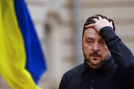 Saksalaislehti Spiegelin mukaan Ranskan presidentti Emmanuel Macron varoitti Euroopan johtajien puhelinkeskustelussa maanantaina, että Yhdysvallat saattaa ”pettää” Ukrainan aluekysymyksissä. Kuvassa Ukrainan presidentti Volodymyr Zelenskyi, joka oli mukana puhelussa.