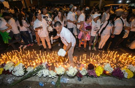 Tuhannet kolumbialaiset toivat onnettomuuden jälkeen kynttilöitä Medellinin Atanasio Giradot -stadionille, missä Chapecoensen oli tarkoitus kohdata paikallinen Atlético Nacional Copa Sudamericanan loppuottelussa.