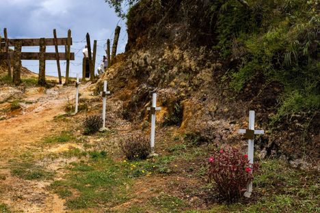 Ristejä onnettomuuspaikalla vuonna 2022. Turmassa menehtyi 71 ihmistä.