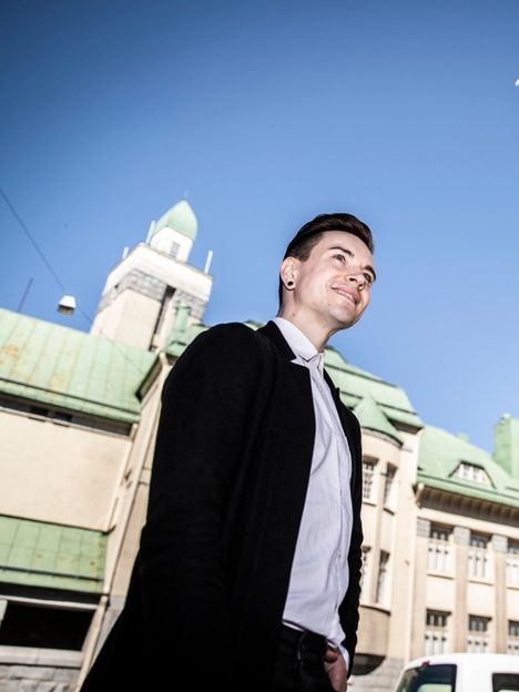 Arkkitehtuurin opettaja Kasmir Jolma kuvattuna Tampereella kesällä 2022.