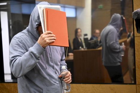 Roope Tikkanen Helsingin hovioikeudessa syyskuussa. Hänen vieressään asianajaja Kerstin Koorti.