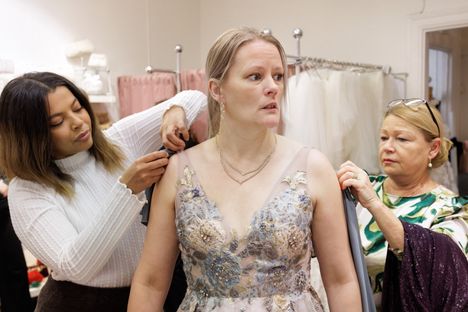 Varmuuden vuoksi sovituksessa harjoitellaan pari kierrosta kättelyitä. Johanna Petäjämäen asuun kuuluu huivi, sen liikkeet on otettava huomioon. Stylisti Maria Loikkala ja Seremonian yrittäjä Minna Toikka pohtivat parasta kiinnitystapaa huiville.