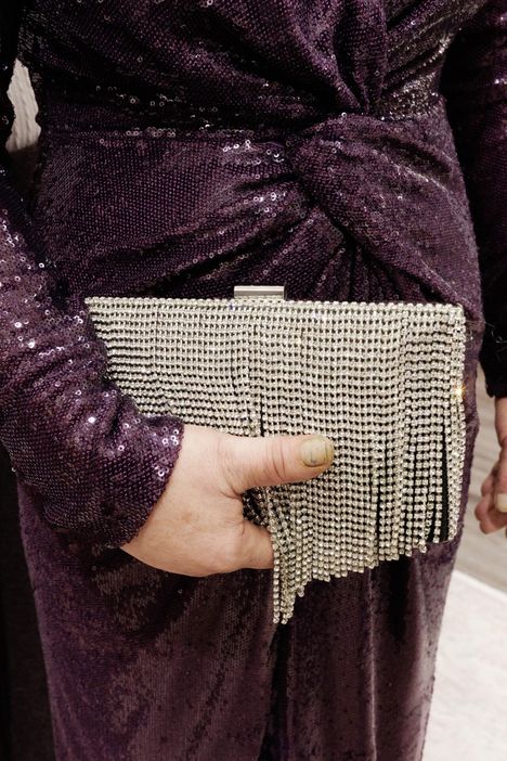 Heidi Räisänen löysi heti sopivan puvun. Luumunviolettia paljettipukua korostetaan vielä näyttävillä asusteilla. Asu tuntuu Räisäsestä juuri omalta: sopivasti rock’n’roll.