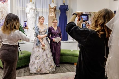 Prinsessahetki ikuistetaan moniin kuviin. Asut ovat koruja myöten valmiit. Kampaajan tyttärenä hiuksistaan tarkalla Räisäsellä on edessään vielä värjäysoperaatio.