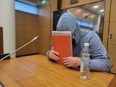 Tikkanen peitteli kasvojaan muistikirjalla hovioikeudessa.