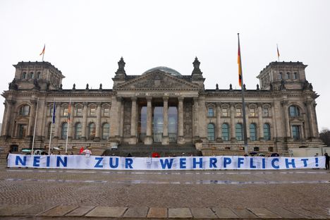 Mielenosoittajat pitelivät perjantaina valtiopäivätalon edessä banderollia, johon on kirjoitettu "NEIN ZUR WEHRPFLICHT!" eli "Ei asevelvollisuudelle!".