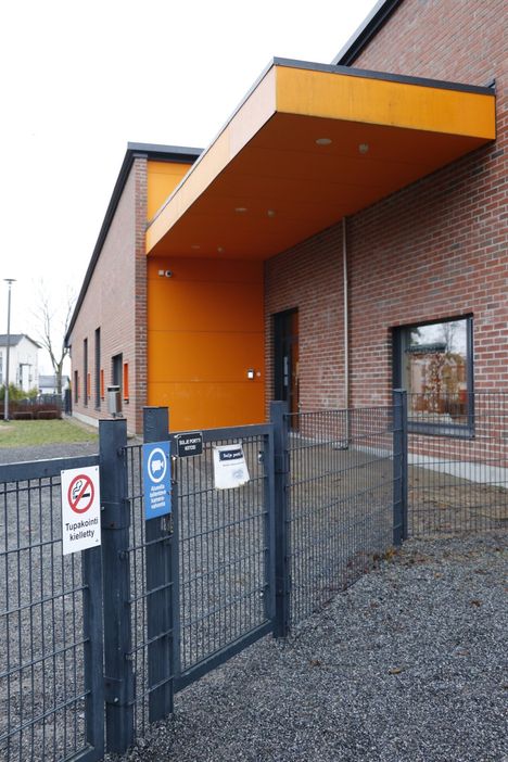 Kaksikymmentä vanhempaa allekirjoitti muistutuksen, jossa on lueteltu 22 epäkohtaa.