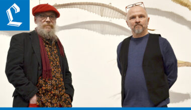 Taidekoulukaverit Ari Rossi ja Sauli Miettunen kohtaavat Kemin taidemuseossa – värikäs kokonaisuus ei ole lapsenmielisiltä kielletty