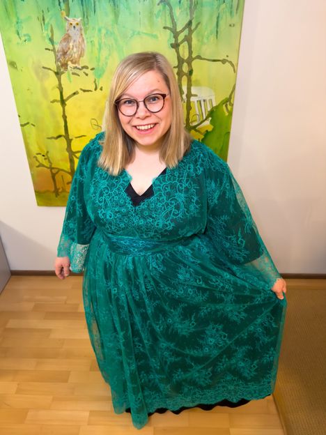 Kansanedustaja Saara Hyrkön iltapuku koostuu kahdesta kerroksesta: vihreästä pitsistä sekä mustasta alusmekosta. Alusmekkoa voi käyttää erillisenä juhla-asuna.