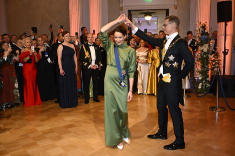 Presidentti Alexander Stubb ja Suzanne Innes-Stubb tanssivat Linnan juhlissa itsenäisyyspäivänä 2024.