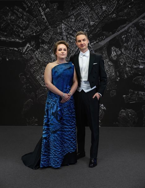 Antarctica-iltapuku nähdään jälleen avaruusteknologian asiantuntija Hannah Laurilan päällä. Kuvassa hän on miehensä Pekka Laurilan rinnalla.