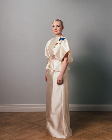 Maria Ohisalo edusti vuosi sitten Linnan juhlissa Anne-Mari Pahkalan suunnittelemassa iltapuvussa. Tänä vuonna hän pukee ylleen saman asun, mutta eri asusteet.