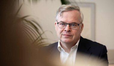 Poliisit saattoivat Lasse Lehtosen pois portilta Brysselissä – Kelan hallitus ylimääräiseen kokoukseen maanantaina | Uutisia lyhyesti