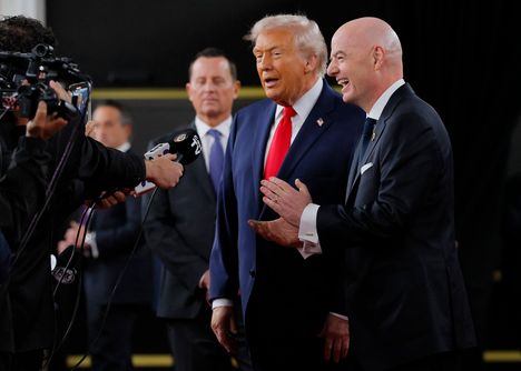 Fifan puheenjohtaja Gianni Infantino ihailee Donald Trumpia.