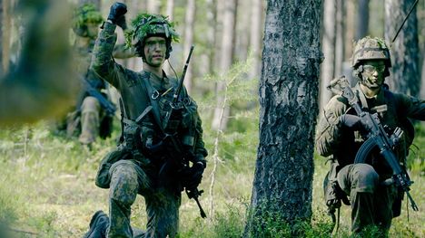 Eeli Laitaneva (vas.) pääsee johtamaan harjoitusta Reserviupseerikoulussa.