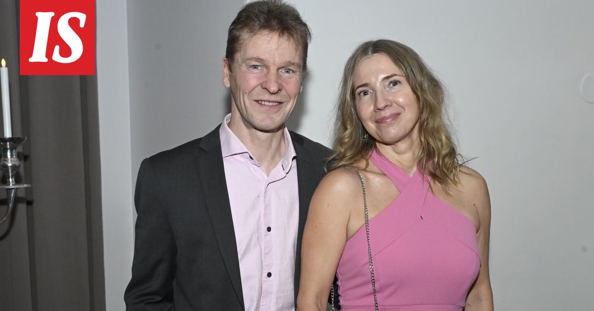 Toni Nieminen pelmahti ravintolaan mystisen seuralaisen kanssa – näin hän selittää tilannetta