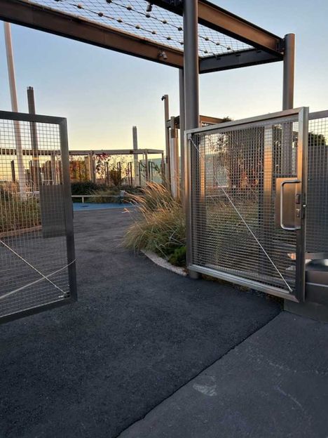 Portista pääsee helposti kuudennessa kerroksessa sijaitsevalle taloyhtiön pihalle. Tiistaina portti oli auki.