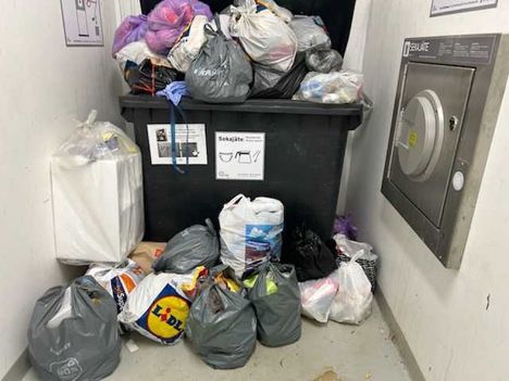 Tiistaina talon jäteastia oli ääriään myöten täynnä.