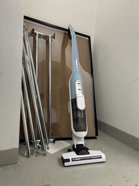 Rappukäytäville jätetään sinne kuulumatonta tavaraa. Kuva on tiistailta.