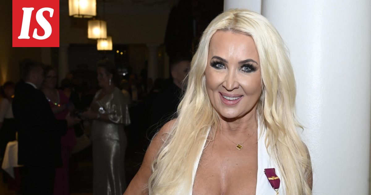 Susanna Penttilä ja Kaisa Liski räväyttivät juhla-asuillaan