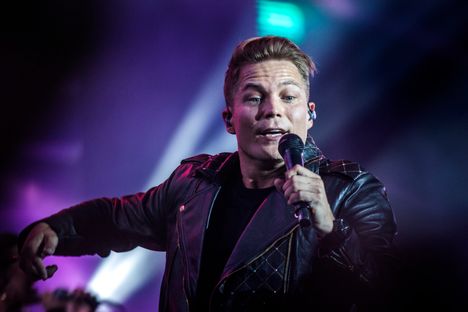 15 suomalaismuusikkoa julkaisi levyllisen Cheekin kappaleita. Kuvassa Cheek eli Jare Tiihonen keikalla Lahdessa 2018.