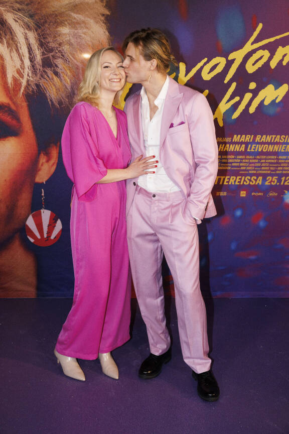 Saku ja Tiia pusuttelivat Levoton Tuhkimo -elokuvan kutsuvierasensi-illassa marraskuussa 2024.