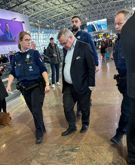 Useat silminnäkijät tunnistivat Lasse Lehtosen Brysselin lentokentällä.