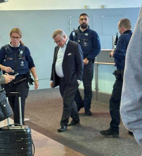 Lasse Lehtosen käytös herätti huomiota Brysselin lentokentällä.
