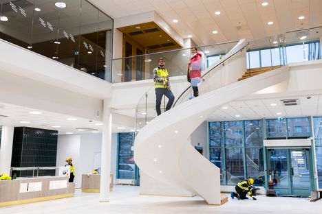 Projektinjohtourakoitsija YIT:n työmaainsinööri Jaakko Sirén ja kaupungin projektipäällikkö Heli Turunen ikuistettiin kaupungintalon uudisosan ravintolan aulassa.