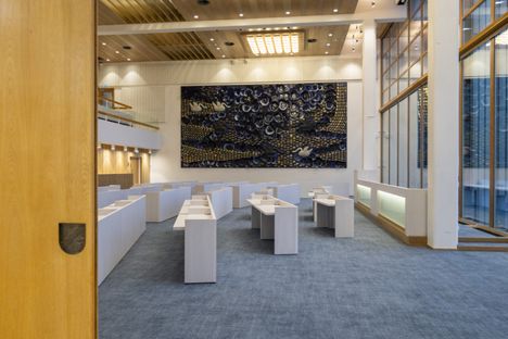 Birger Kaipiaisen Orvokkimeri-teos on valtuustosalin seinällä.