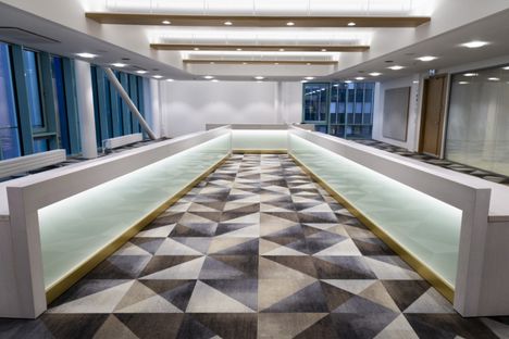 Tältä näyttää kaupunginhallituksen uusi istuntosali. Vaalean pöydän ääreen mahtuu 27 ihmistä.