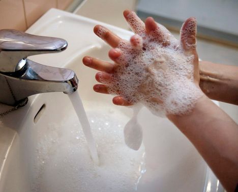 Kunnon käsihygienia vähentää pöpöjen liikkeitä.