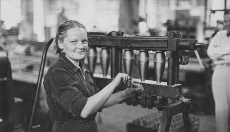 Sotavuosina kansalle myytiin lainoja, joilla valtio kattoi sodankäynnin menoja. Kuvassa ”teollisuusrintamaan” kuuluva nainen tehdashallissa työnsä ääressä.