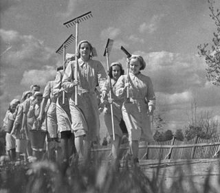 Kotirintaman naisia Pirkkalassa kesäkuussa 1941.