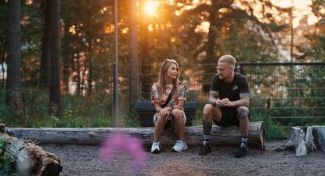 Kolmiodraamassa ”ihan tavalliset” suomalaiset etsivät rakkautta muuttamalla yhteen deittikumppaniensa kanssa. Kuvassa toisella kaudella mukana olevat Satu ja Juho.