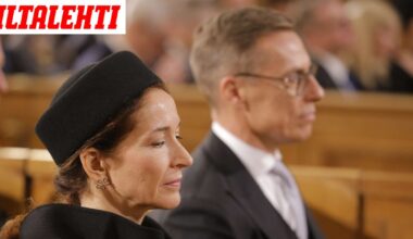 Suzanne Innes-Stubb näyttäytyi kirkossa edustavana – Näin paljon maksaa katseen vangitseva pillerihattu