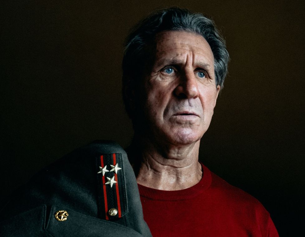 Eversti Andrei Demurenko Moskovassa lokakuussa olallaan vanha asepukunsa.