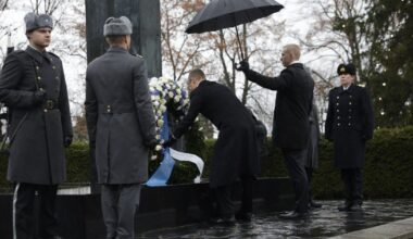 Presidenttipari laski seppeleen sankarihaudoille, Helsingissä luvassa useita mielenosoituksia