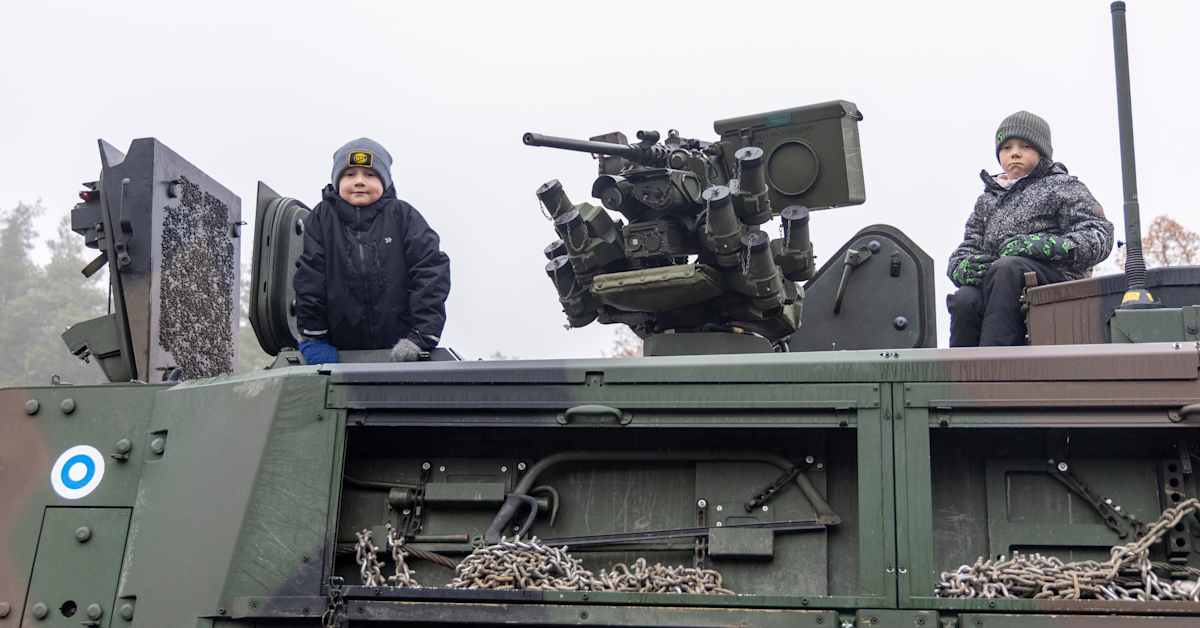 Puolustus­voimien paraati keräsi Kouvolan kaduille 15 000 katsojaa – tältä siellä näytti | Kymenlaakso