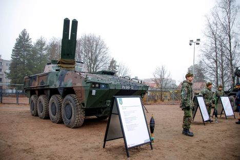 Paraatin seuraamisen ohella yleisö pääsi tutustumaan Puolustusvoimien ja muiden viranomaisten kalustoon ja toimintaan Sumulaaksossa. Näyttely on ollut yleisölle auki aamuyhdeksästä neljään iltapäivällä.