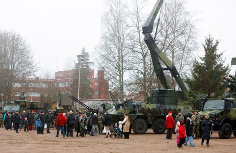 Virallinen paraatiosuus alkoi kahdeltatoista päivällä. Ennen sen alkua ihmisiä oli jo kerääntynyt katsomaan Puolustusvoimien kalustonäyttelyä.