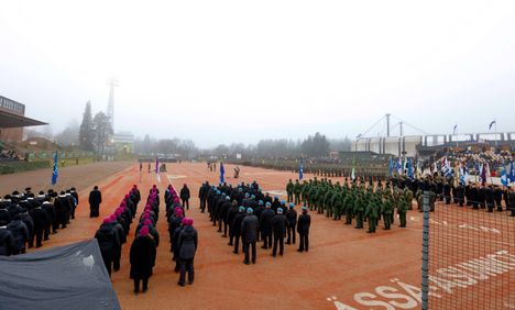 Paraatijoukot ryhmittyivät valmiiksi riviin Kouvolan pesäpallostadionille kello 11.30 alkaen.