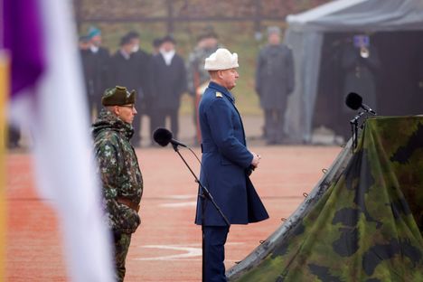 Kenraaliluutnantti Kim Jäämeri (kesk.) valmistautui paraatikatselmukseen.