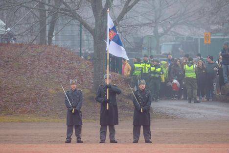 Suomenliput liehuivat paraatikatselmuksessa itsenäisen Suomen kunniaksi.