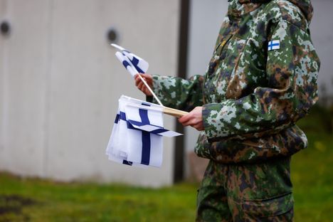 Puolustusvoimat jakoi yleisölle Suomen lippuja ennen paraatin alkua.