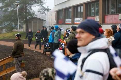 Yleisöä oli saapunut jo paikalle ennen Puolustusvoimien itsenäisyyspäivän valtakunnallista paraatia. Tapahtumaan oli kaikille avoin pääsy.