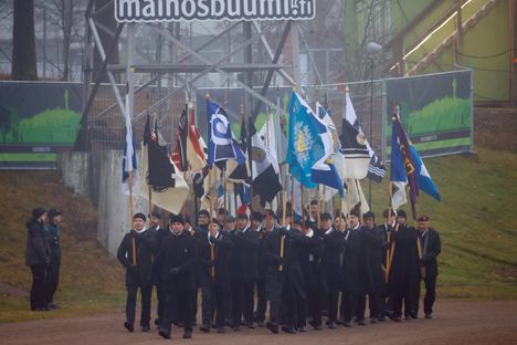 Paraatiin osallistui joukkoja Maa-, Meri- ja Ilmavoimista sekä Maanpuolustuskorkeakoulusta ja Rajavartiolaitoksesta. Mukana oli myös veteraani- ja maanpuolustusjärjestön edustajia.
